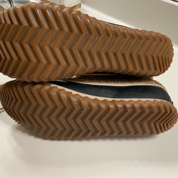 Sorel out and about boots, size 10.5 - Picture 3 of 8